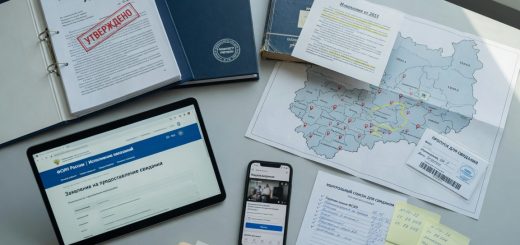 Фотографический натюрморт рабочего стола: официальные документы с печатями, папки Нормативные акты и Права осуждённых,
